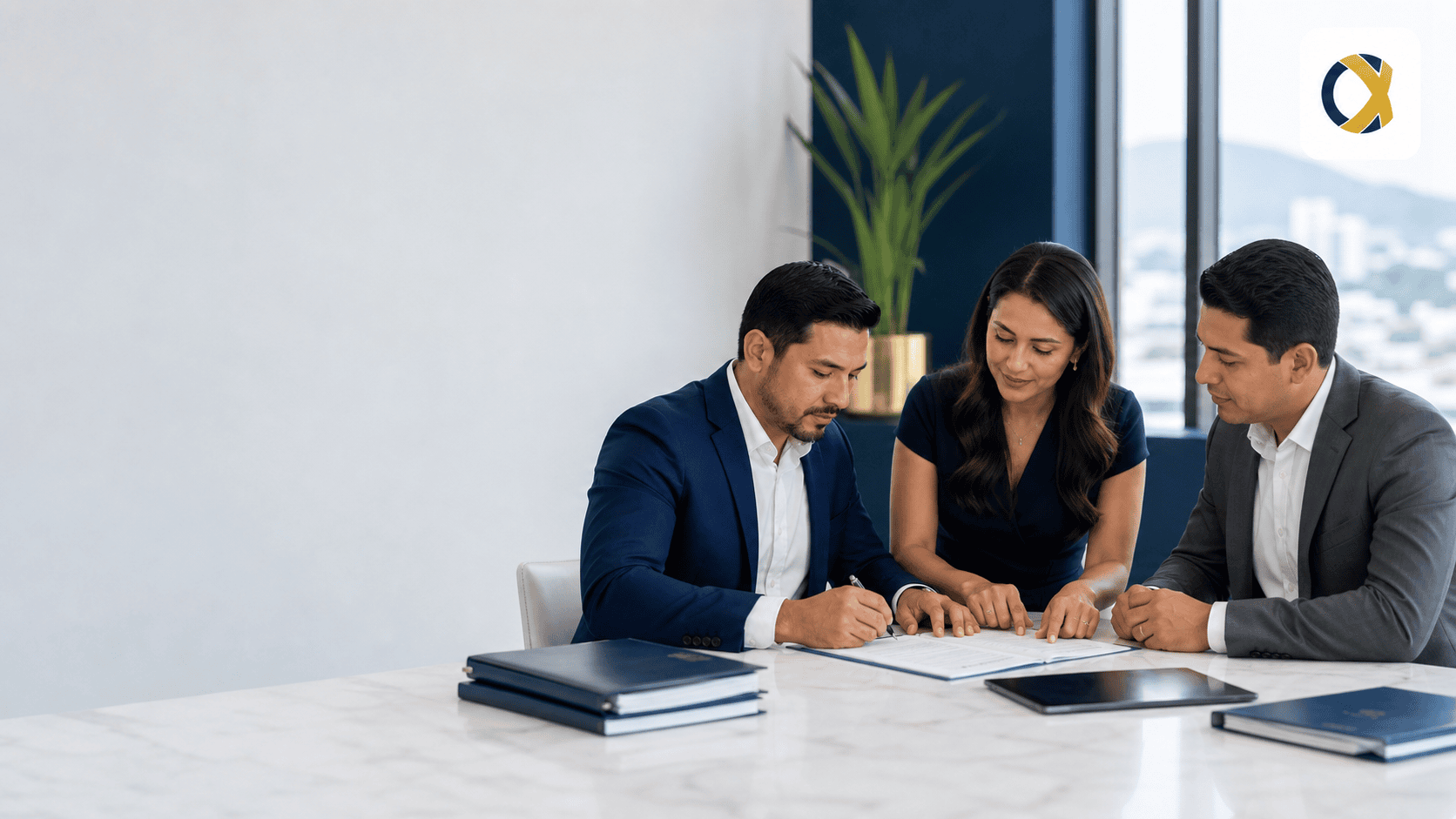 Especialista de Contaxtern brindando servicios legales corporativos en El Salvador