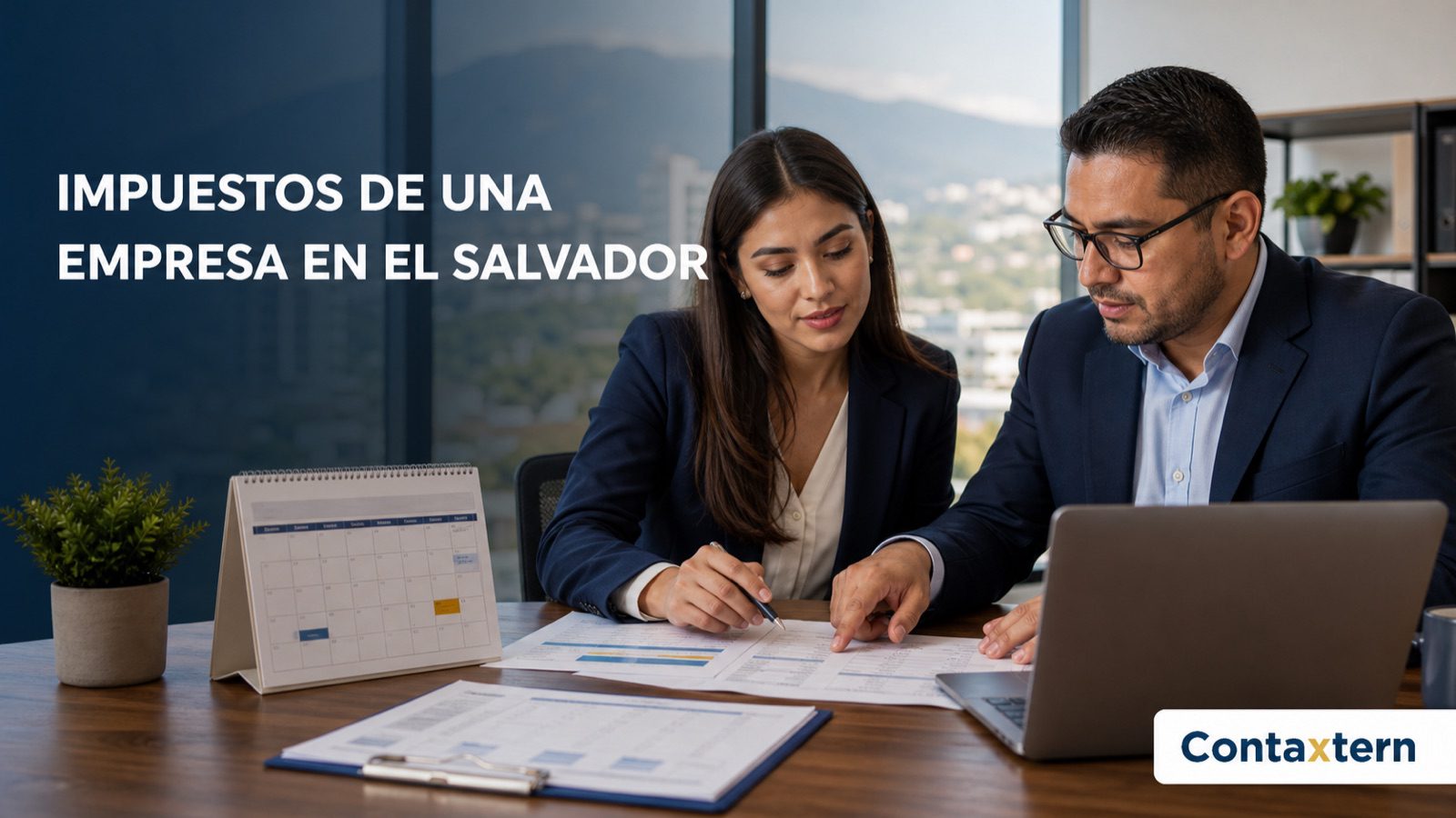 Impuestos de una empresa en El Salvador revisados por una empresaria y un contador