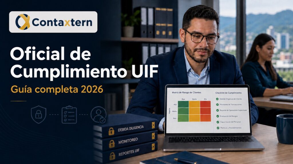 Oficial de Cumplimiento UIF en El Salvador revisando una matriz de riesgos y controles