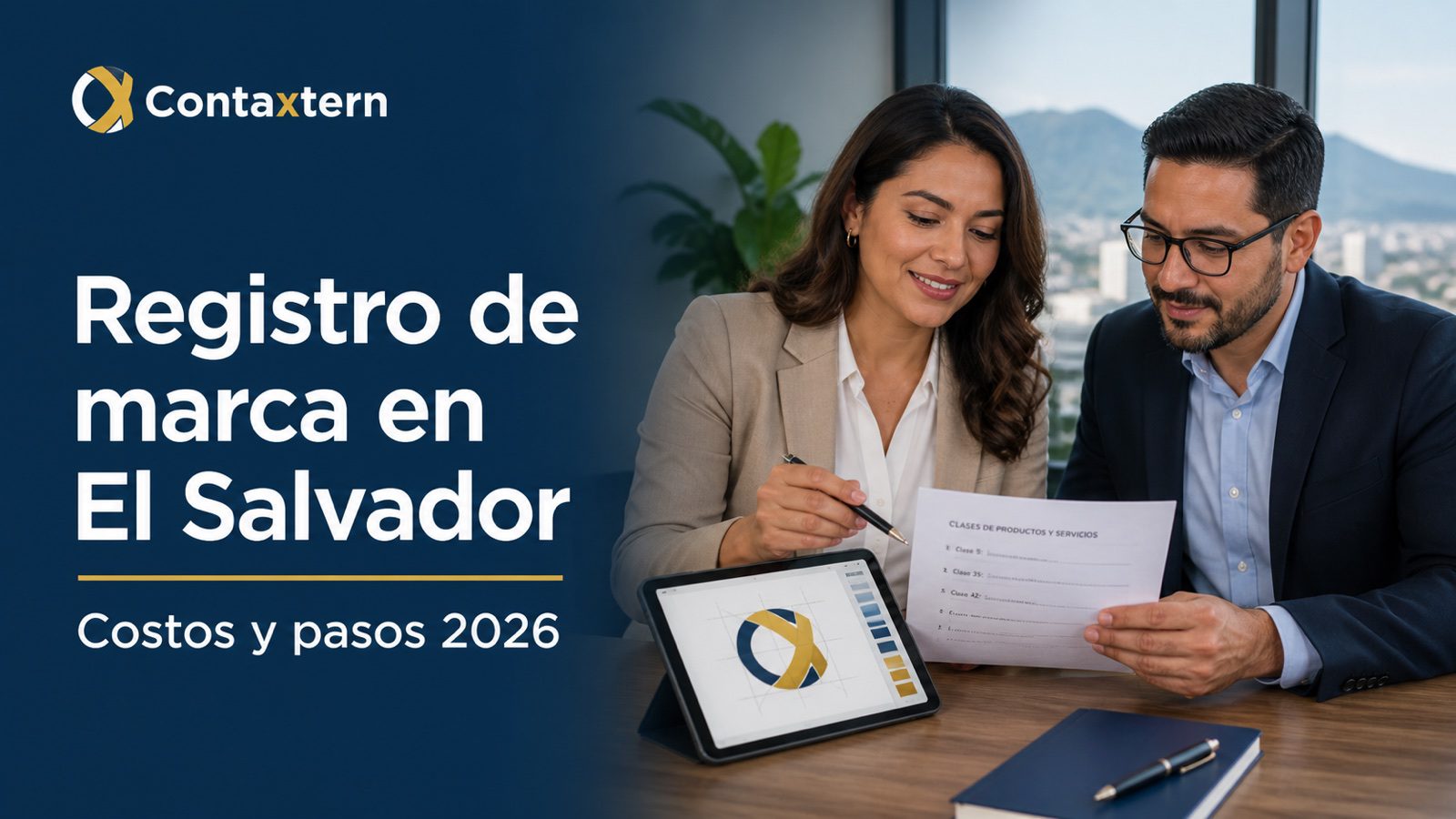 Registro de marca en El Salvador: emprendedora y asesor revisando una solicitud y las clases de Niza