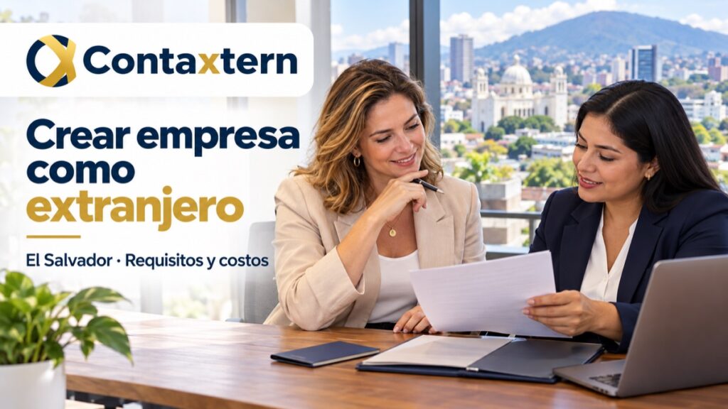 Crear empresa como extranjero en El Salvador: emprendedora revisando documentos con una asesora