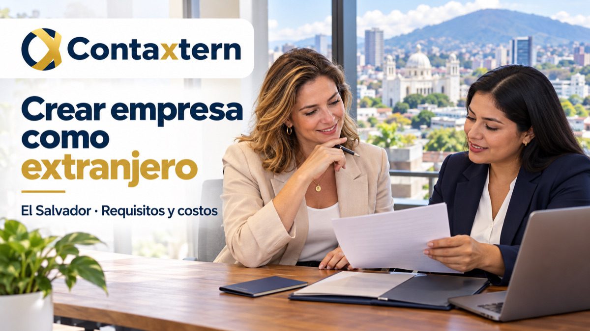 Crear empresa como extranjero en El Salvador: emprendedora revisando documentos con una asesora